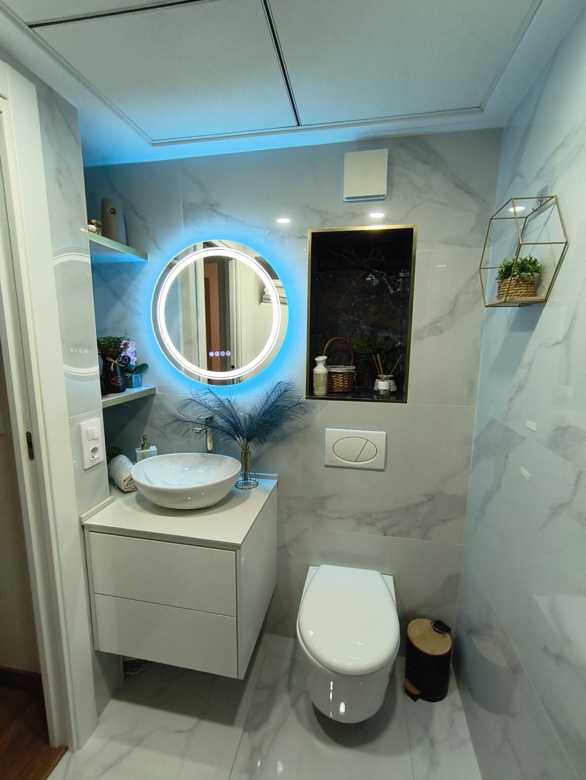 Personal de COCON realizando trabajos de alicatado en baño